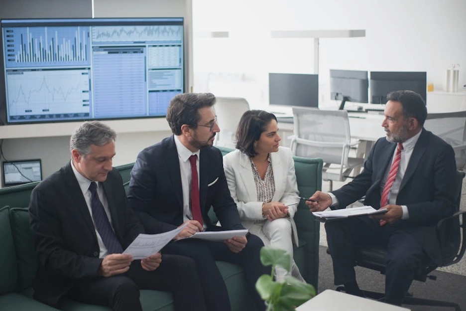 Gruppo di dirigenti che collabora durante un workshop di finanza.